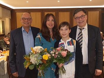 Geben dem Kandidaten Christian Müller (rechts) Rückhalt: CSB-Vorsitzender Hans-Heinrich Ulmann, Ehefrau Kerstin Müller und Tochter Sophia Müller. Foto: Simone Bastian
