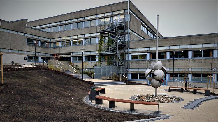 Der neu gestaltete Eingangsbereich an der Carl-von-Linde Realschule wirkt einladend.Werner Reißaus