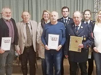 Vorsitzender Johann Schratz, Kreisbrandmeister Alexander Klose (von rechts) sowie Roland Lowig (Vierter von links), Zweite Bürgermeisterin Sabine Rießner (Fünfte von links) und Kommandant Christian Dippold (Siebter von links) beglückwünschten Johann Neubauer (Dritter von links) und Eberhard Kohles (Sechster von links) zu ihrer jeweils 50-jährigen Mitgliedschaft. Foto: Alfred Thieret