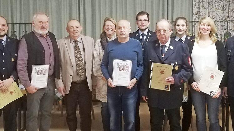Vorsitzender Johann Schratz, Kreisbrandmeister Alexander Klose (von rechts) sowie Roland Lowig (Vierter von links), Zweite Bürgermeisterin Sabine Rießner (Fünfte von links) und Kommandant Christian Dippold (Siebter von links) beglückwünschten Johann Neubauer (Dritter von links) und Eberhard Kohles (Sechster von links) zu ihrer jeweils 50-jährigen Mitgliedschaft. Foto: Alfred Thieret