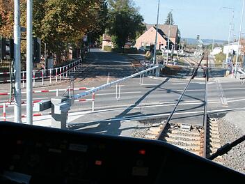Neue Schranken und separater Fußgängerüberweg: Der Bahnübergang über die Fuldaer Straße sowie die Einfahrt in den Hammelburger Bahnhof wurden neu gestaltet. Foto: Ralf Ruppert