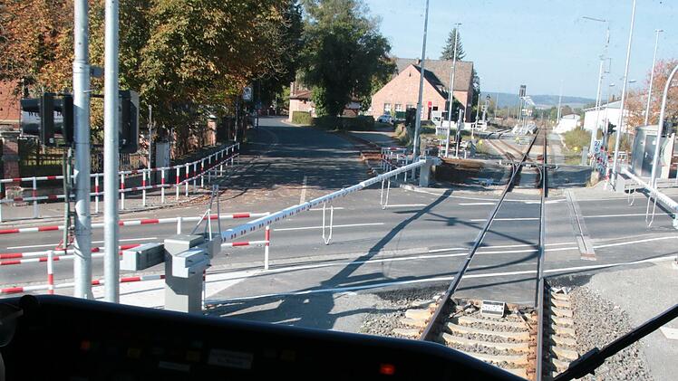 Neue Schranken und separater Fußgängerüberweg: Der Bahnübergang über die Fuldaer Straße sowie die Einfahrt in den Hammelburger Bahnhof wurden neu gestaltet. Foto: Ralf Ruppert