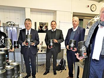 Das Fünf-Liter-Partyfass mit dem integrierten Zapfhahn sowie einem benutzerfreundlichen Zapfsystem liegt gut in der Hand, Davon überzeugten sich (von links) Oberstudienrat Marco Scherl, Landrat Klaus Peter Söllner, Schulleiter Alexander Battistella, Peer Brämer und Jochen Weber.