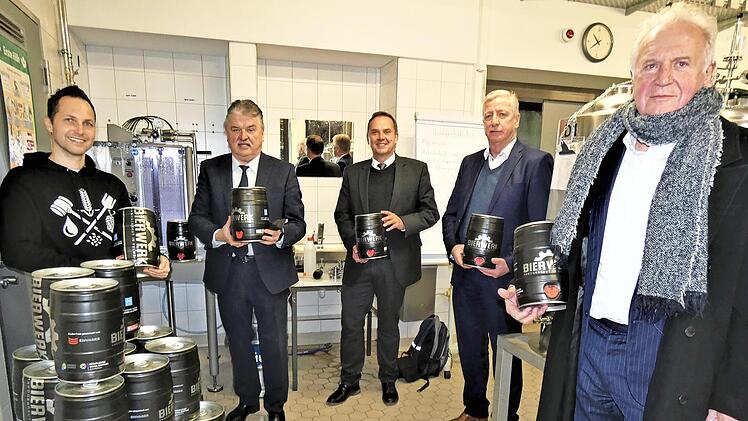 Das Fünf-Liter-Partyfass mit dem integrierten Zapfhahn sowie einem benutzerfreundlichen Zapfsystem liegt gut in der Hand, Davon überzeugten sich (von links) Oberstudienrat Marco Scherl, Landrat Klaus Peter Söllner, Schulleiter Alexander Battistella, Peer Brämer und Jochen Weber.