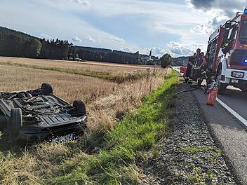 Beim Überholen kollidiert - Cabrio überschlägt sich auf Staatsstraße