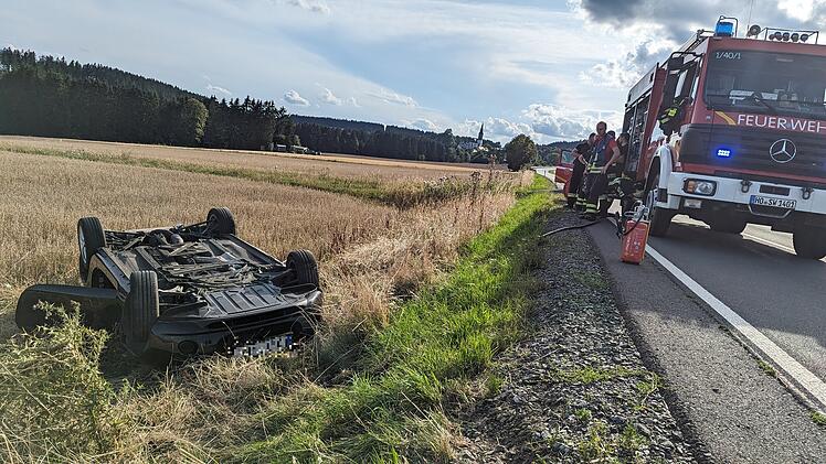 Beim &Uuml;berholen kollidiert - Cabrio &uuml;berschl&auml;gt sich auf Staatsstra&szlig;e