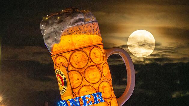 Oktoberfest 2024: Bierpreis k&ouml;nnte historische 15-Euro-Marke knacken