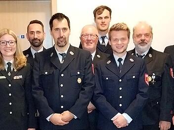 Ehrungen standen bei der Freiwilligen Feuerwehr Breitenbach/Mitgenfeld an: (von links) 2. Kommandant Holger Börner, 1. Kommandant Michael Greger, Kreisbrandmeisterin Natascha Below, Jürgen Heil, Michael Vogt, Georg Baus, Kevin Klüber, Michael Baus...