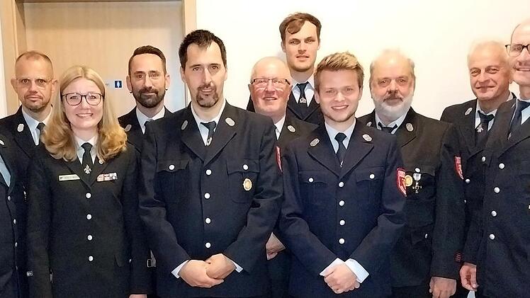 Ehrungen standen bei der Freiwilligen Feuerwehr Breitenbach/Mitgenfeld an: (von links) 2. Kommandant Holger Börner, 1. Kommandant Michael Greger, Kreisbrandmeisterin Natascha Below, Jürgen Heil, Michael Vogt, Georg Baus, Kevin Klüber, Michael Baus...