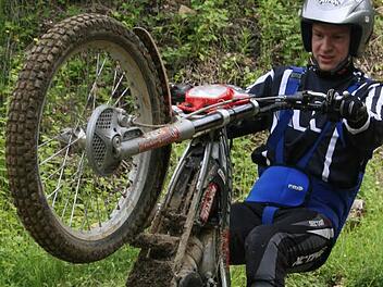 Matthias Hofmann (38) zeigt, was er mit seiner modernen Maschine alles für Kunststücke kann.