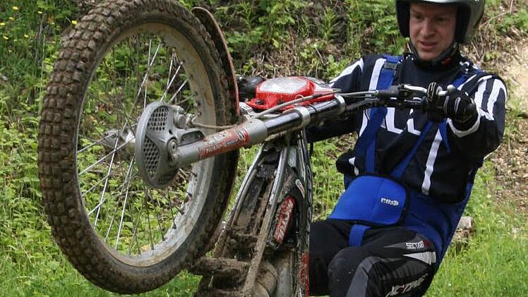 Matthias Hofmann (38) zeigt, was er mit seiner modernen Maschine alles für Kunststücke kann.