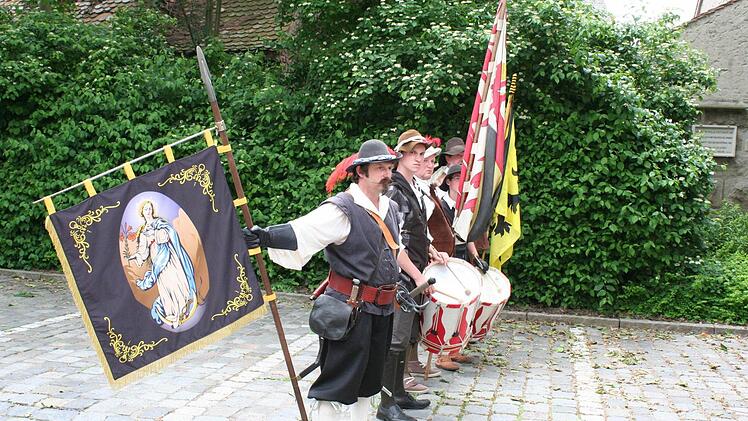 Höchstadter Musketiere stellen sich zu Ehren ihrer Vorgänger, der historischen Stadtwache, auf.