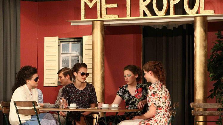 Die Eröffnungsszene lässt auf eine kurzweilige sommerliche Komödie schließen. Die Hotelkulisse, dezent und dennoch mit viel Liebe zum Detail durch das siebenköpfige Technikteam erstellt. Foto: Thomas Dill