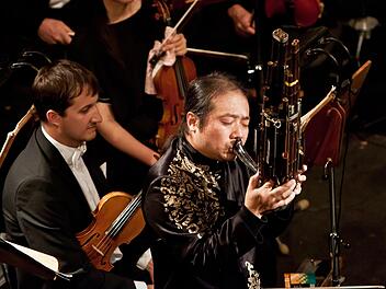Virtuos auf der Mundorgel: Wu Wei war der gefeierte Solist im Konzert für Sheng und Orchester von Unsuk Chin. Foto: Jochen Berger