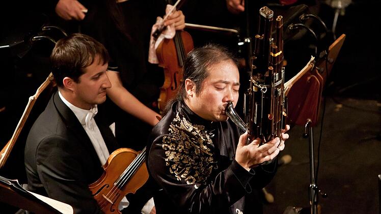 Virtuos auf der Mundorgel: Wu Wei war der gefeierte Solist im Konzert für Sheng und Orchester von Unsuk Chin. Foto: Jochen Berger
