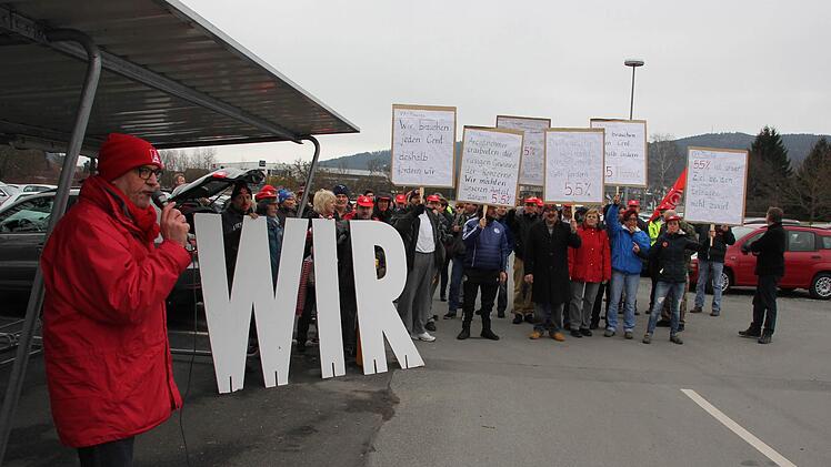 Warnstreik bei Valeo in Neuses. IG-Metall-Bevollmächtigter Jürgen Apfel (links) spricht zu den Beschäftigten, darunter auch Betriebsratsvorsitzende Gabi Ruppert (hinter dem I).  Foto: Friedwald Schedel