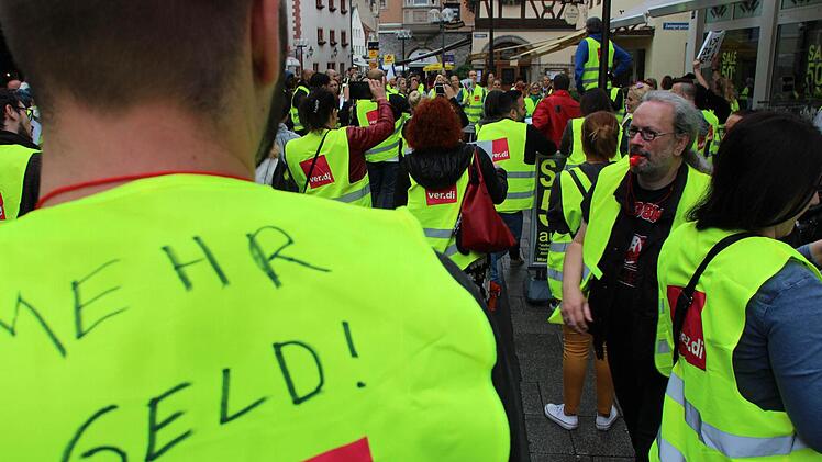 Betriebsräte des Textilunternehmens H&M demonstrierten am Donnerstag für einen gerechteren Lohn im Einzelhandel. Foto: Benedikt Borst