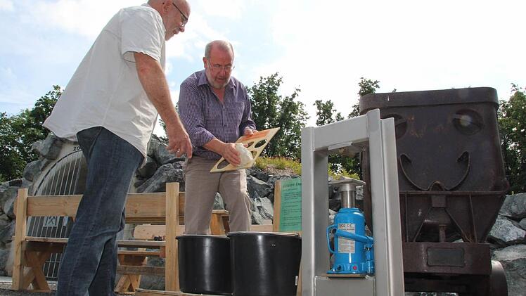 Drusen knacken - eine der Attraktionen auf dem Bergwerkgelände. Heinz Kliesch (links) und Werner Großkop begutachten die Werkstücke. Foto: Matthias Beetz