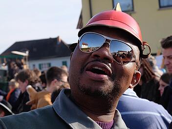 Mit Pickelhaube und guter Laune durch Elfershausen. Foto: Gerd Schaar