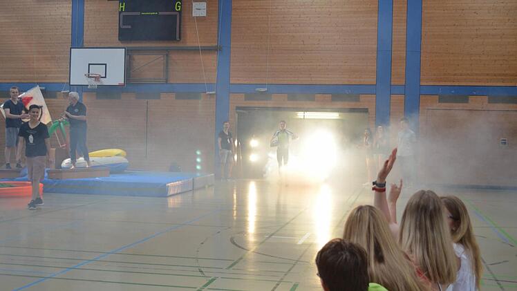 Radlerdress, roter Schmuck, Jogginghose und schwingender Schlüsselbund - die Schüler kennen die Eigenheiten ihrer Lehrer bis ins kleinste Detail.  Foto: Larissa Händel