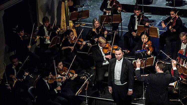 Impressionen vom Sinfoniekonzert des Landestheaters unter der Leitung von Alexander Merzyn.Foto: Jochen Berger