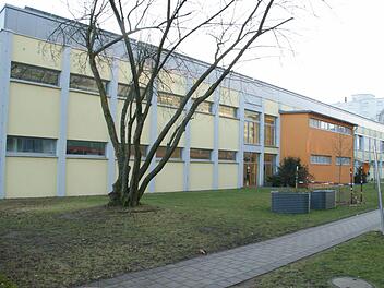 An der Grundschule Haßfurt (genauer gesagt: für das Gebäude am Dürerweg) wird ein Anbau erforderlich. Im nächsten Jahr wird das Schulhaus auch barrierefrei; für den Aufzug gibt es sogar einen erhöhten Zuschuss, wie die Zweckverbandsversammlung erfahren hat.  Foto: Sabine Weinbeer