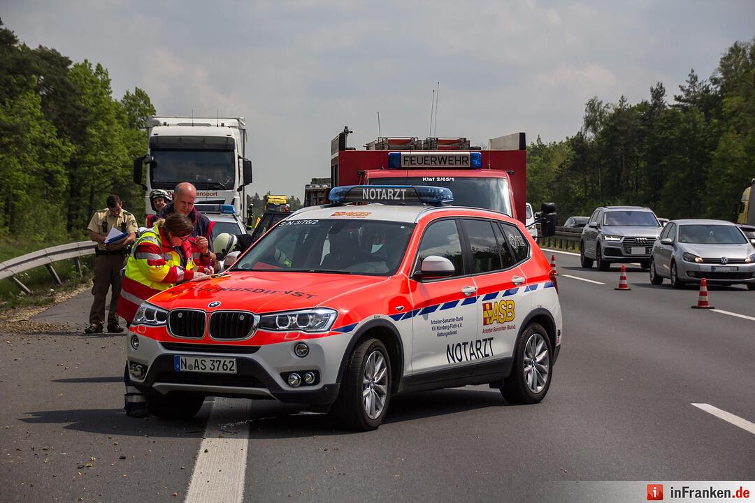 Nürnberg_ Schwerer Lkw-Unfall nach Reifenplatzer