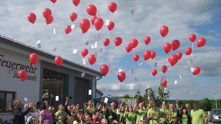 Zum Abschluss eines Informationstages, den Musikverein und Feuerwehr gemeinsam ausrichteten, ließen die Teilnehmer Luftballons in den Stangenröther Himmel aufsteigen.  Foto: Kevin Kungu