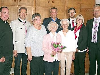 Rosa Vogel (vorne) freute sich an ihrem 100. Geburtstag sehr über die Glückwünsche ihrer beiden Töchter sowie von (von links) Dekan Thomas Hauth, Landrat Klaus Löffler, "Nachbar" Thomas Luger (hinten Mitte), Vertretern der Sparkasse Kulmbach-Kronach sowie Bürgermeister Timo Ehrhardt (rechts). Foto: Heike Schülein