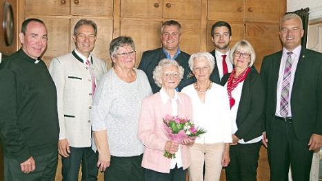 Rosa Vogel (vorne) freute sich an ihrem 100. Geburtstag sehr über die Glückwünsche ihrer beiden Töchter sowie von (von links) Dekan Thomas Hauth, Landrat Klaus Löffler, "Nachbar" Thomas Luger (hinten Mitte), Vertretern der Sparkasse Kulmbach-Kronach sowie Bürgermeister Timo Ehrhardt (rechts). Foto: Heike Schülein
