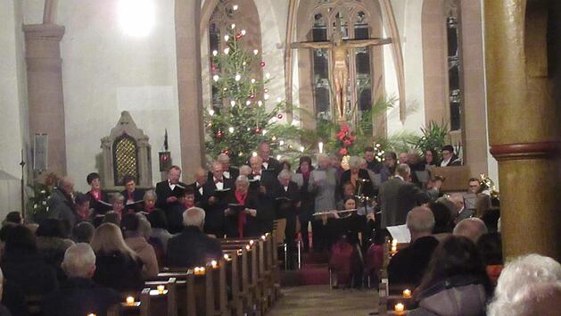 Alle zwei Jahre findet das Weihnachtskonzert in Aschach statt.  Mitwirkende waren die in Aschach aktiven Musikgruppen mit der Blaskapelle,  dem Kirchenchor und dem Gesangverein 1890 Aschach. Foto: Norbert Schmitt