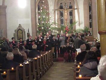 Alle zwei Jahre findet das Weihnachtskonzert in Aschach statt.  Mitwirkende waren die in Aschach aktiven Musikgruppen mit der Blaskapelle,  dem Kirchenchor und dem Gesangverein 1890 Aschach. Foto: Norbert Schmitt