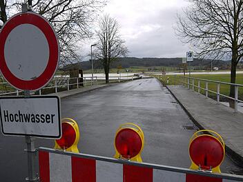 Am frühen Vormittag  hat die Coburger Straßenmeisterei die Kreisstraße zwischen  Hemmendorf und Lahm gesperrt. - Foto: Berthold Köhler