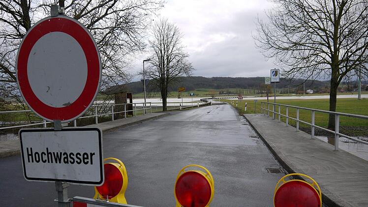 Am frühen Vormittag  hat die Coburger Straßenmeisterei die Kreisstraße zwischen  Hemmendorf und Lahm gesperrt. - Foto: Berthold Köhler