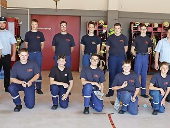 Die erfolgreichen Nachwuchsfeuerwehrleute mit den Vertretern der Stadt und der Feuerwehrführung, von links: Schiedsrichter und Kreisbrandinspektor Thilo Kraus, Kreisjugendwart und Kreisbrandmeister Tino Schamberger und stellvertretender Kreisjugendwart Thomas Müller; von rechts: Zweiter Bürgermeister Matthias Müller sowie die Jugendwarte Tim Hopfenmüller und Roland Dauer.