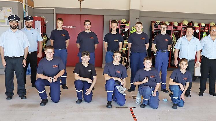 Die erfolgreichen Nachwuchsfeuerwehrleute mit den Vertretern der Stadt und der Feuerwehrführung, von links: Schiedsrichter und Kreisbrandinspektor Thilo Kraus, Kreisjugendwart und Kreisbrandmeister Tino Schamberger und stellvertretender Kreisjugendwart Thomas Müller; von rechts: Zweiter Bürgermeister Matthias Müller sowie die Jugendwarte Tim Hopfenmüller und Roland Dauer.