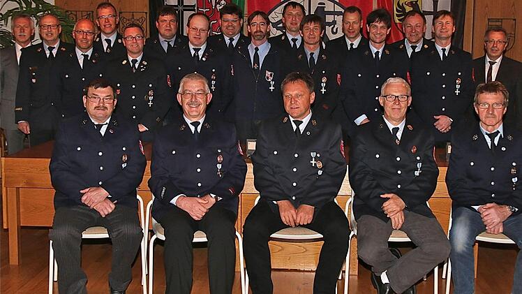 Ehrungen für 25 Dienstjahre mit Silber (hinten stehend) und mit Gold für 40 Dienstjahre (vorn von links): Walter Hillenbrand, Norbert Knote, Armin Wahler, Edwin Hergenröther und Georg Brust.