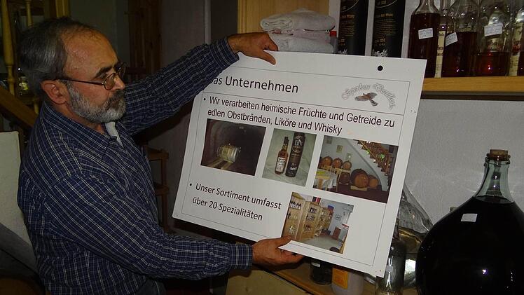 Für Helmut Sperber geht es beim Schnapsbrennen nicht um das Geld. Es ist eine Leidenschaft. Aber für neue Ideen schaut und präsentiert er sich immer wieder gerne auf Märkten und Messen. Foto: Johanna Eckert