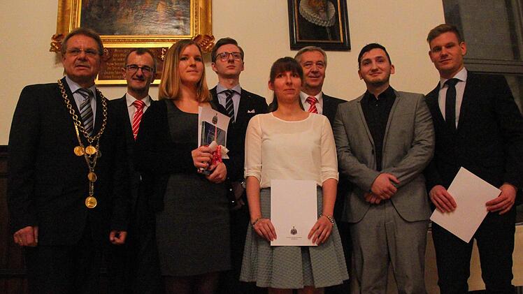 Bürgermeister Wolfgang Beiergrößlein (l.) sowie von der Sparkasse Harry Weiß (2. v. l.) und Klaus-Jürgen Scherr (3. v. r.) überreichten die Auszeichnungen an (v. l.) Patrizia Scheibl, Christian Porzelt, Isabel Reinhardt, Santino Ricupero und Nick Geiger. Foto: Marco Meißner