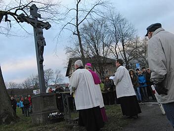 Immer wieder innehalten und beten: Eine große Schar Gläubiger lief mit Erzbischof Ludwig Schick den Karfreitagsbittgang. Foto: Philipp Demling