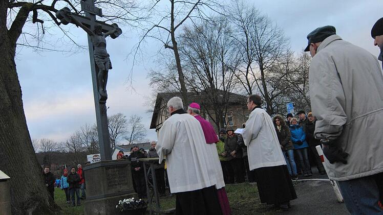 Immer wieder innehalten und beten: Eine große Schar Gläubiger lief mit Erzbischof Ludwig Schick den Karfreitagsbittgang. Foto: Philipp Demling