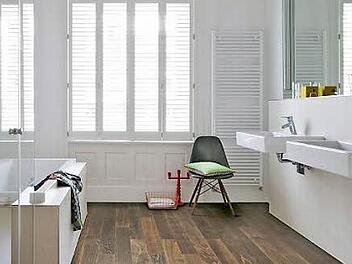 Kühl versus warm, dunkel versus weiß: Das Parkett "Spa" in der Holzart Achateiche.  Foto: djd/Haro