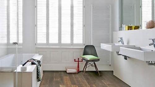 Kühl versus warm, dunkel versus weiß: Das Parkett "Spa" in der Holzart Achateiche.  Foto: djd/Haro