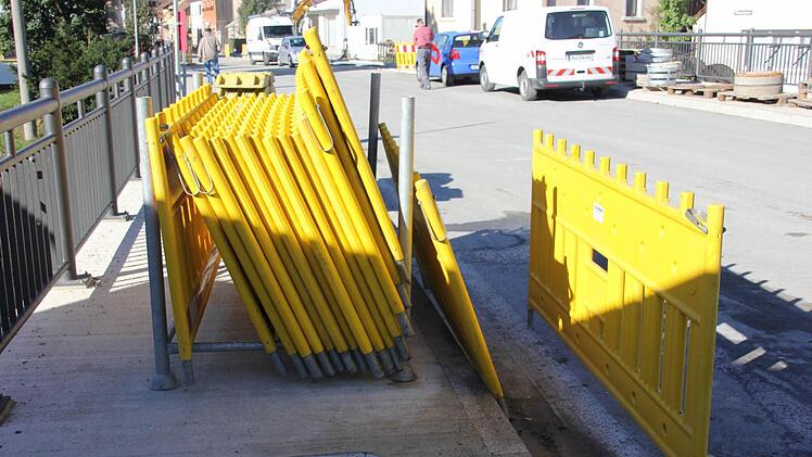In Steinwiesen stehen zahlreiche Absperrgitter für die Sperrung der Straßen bereit.  Foto: Friedwald Schedel