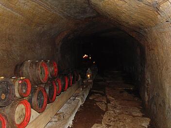 Die Jubiläums-Bierfässer sind im Bierkeller eingelagert. Foto: Petra Malbrich