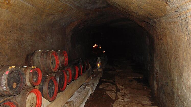 Die Jubiläums-Bierfässer sind im Bierkeller eingelagert. Foto: Petra Malbrich