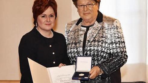Landtagspr&auml;sidentin Barbara Stamm (rechts) zeichnete Christina Flauder mit der Verfassungsmedaille in Silber aus. Foto: Rolf Poss