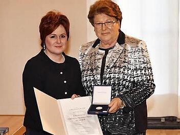 Landtagspr&auml;sidentin Barbara Stamm (rechts) zeichnete Christina Flauder mit der Verfassungsmedaille in Silber aus. Foto: Rolf Poss