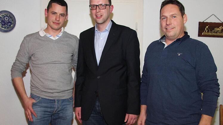 Bürgermeister Andreas Pöhner (Mitte) konnte Stefan Scherzer und Fritz Boß als Investoren begrüßen. Foto: Sonny Adan