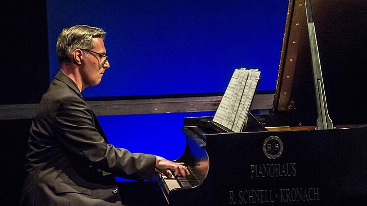 Der Tenor Dirk Mestmacher und der Pianist Antonio Grimaldi (Foto) beeindruckten mit ihrer Interpretation von Franz Schuberts Liederzyklus "Die schöne Müllerin" in der Coburger Reithalle. Foto: Jochen Berger